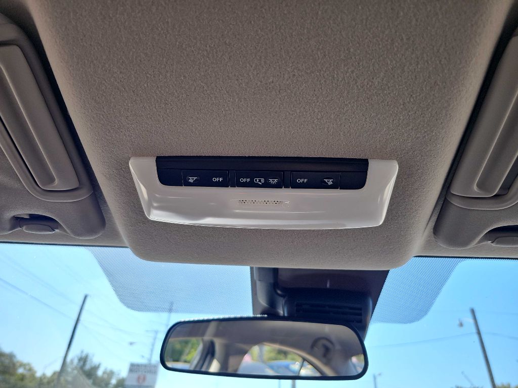 Photo 32 of this NISSAN VERSA