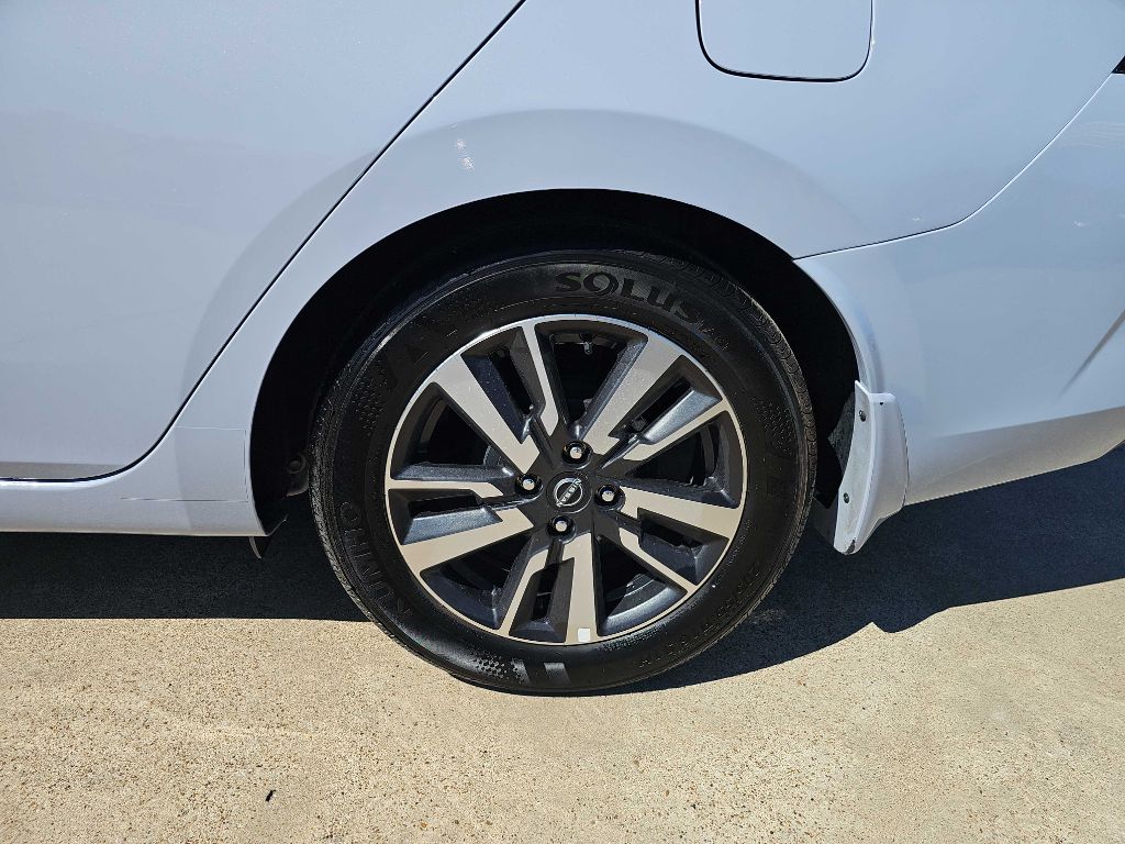 Photo 11 of this NISSAN VERSA