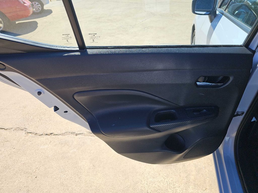 Photo 14 of this NISSAN VERSA