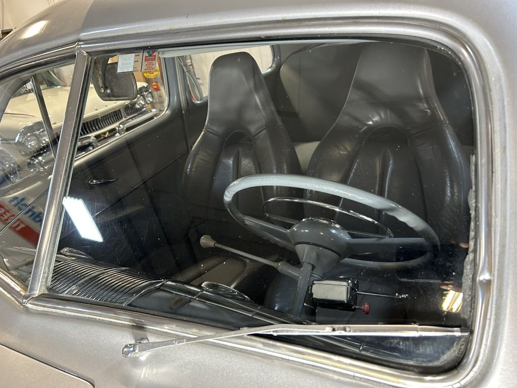 Photo 16 of this FORD SUPER DELUXE