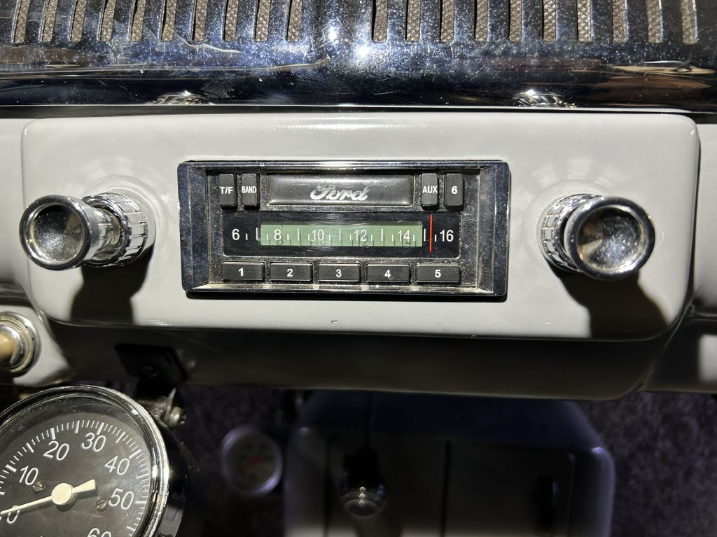 Photo 44 of this FORD SUPER DELUXE