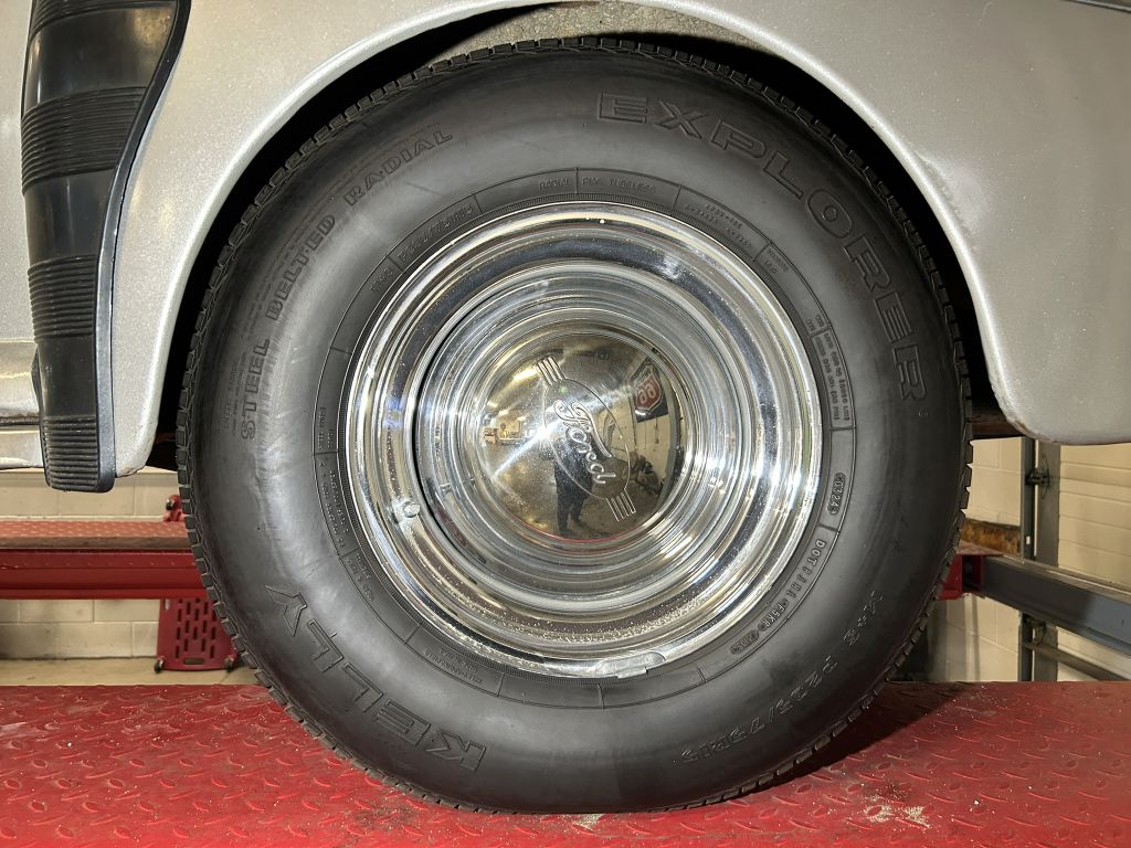 Photo 82 of this FORD SUPER DELUXE