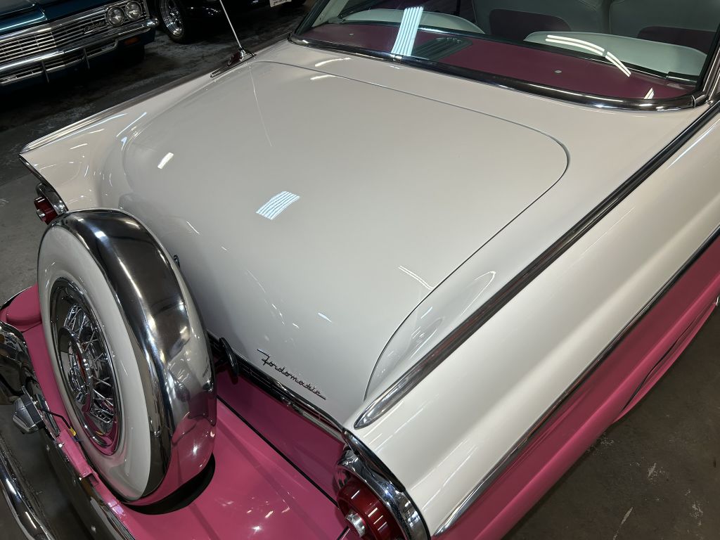 Photo 22 of this FORD Crown Victoria