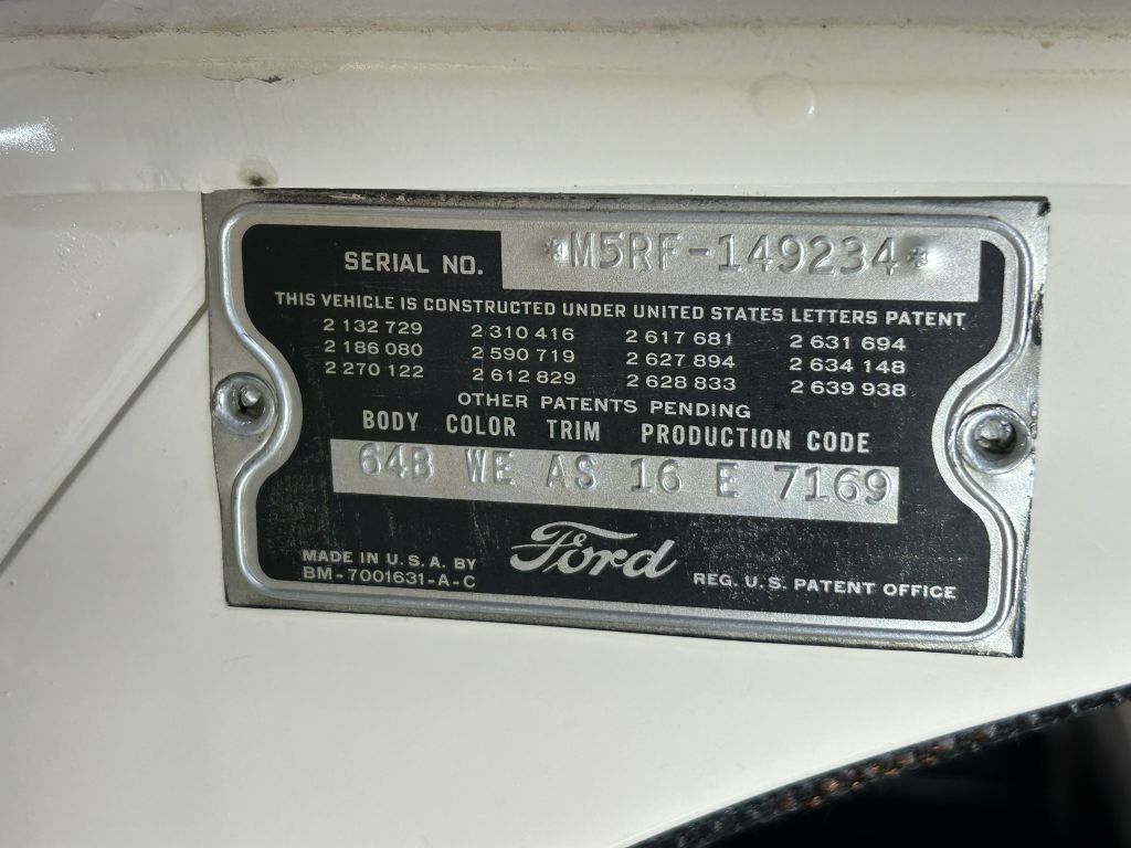Photo 33 of this FORD Crown Victoria