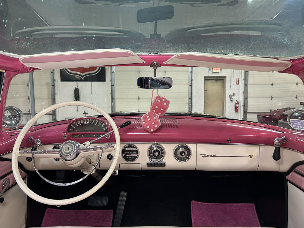 Photo 55 of this FORD Crown Victoria