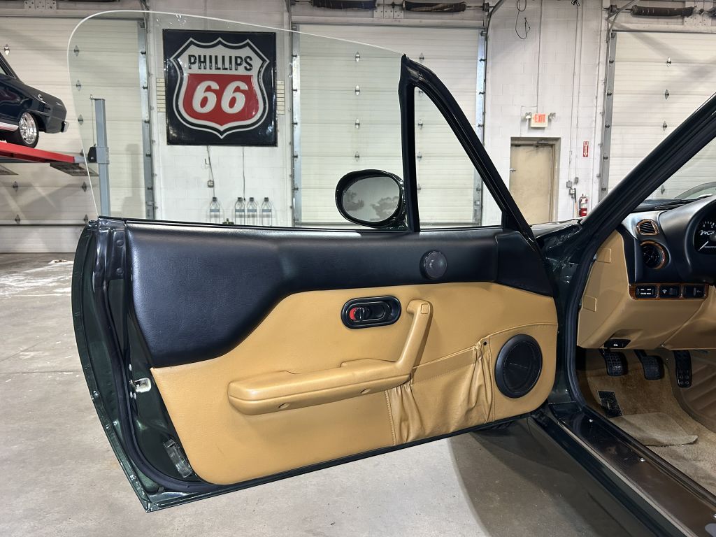 Photo 37 of this MAZDA MX-5 MIATA