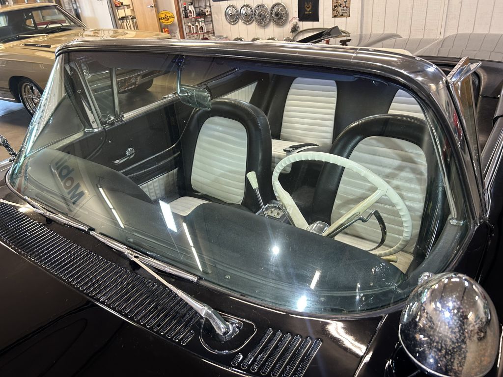 Photo 16 of this FORD THUNDERBIRD