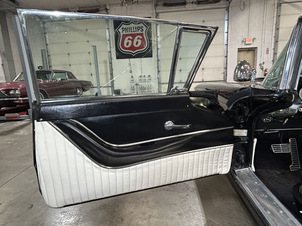 Photo 38 of this FORD THUNDERBIRD