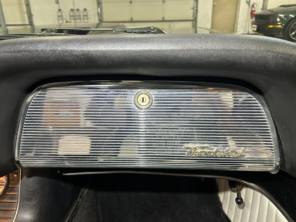 Photo 57 of this FORD THUNDERBIRD