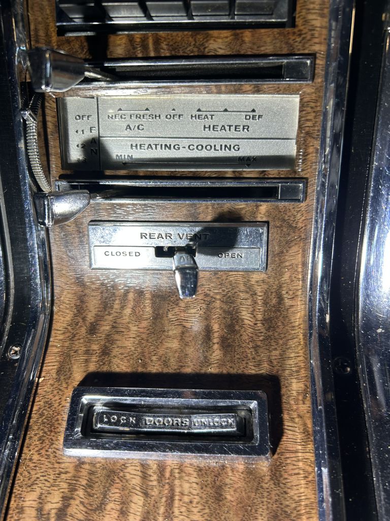 Photo 50 of this FORD THUNDERBIRD