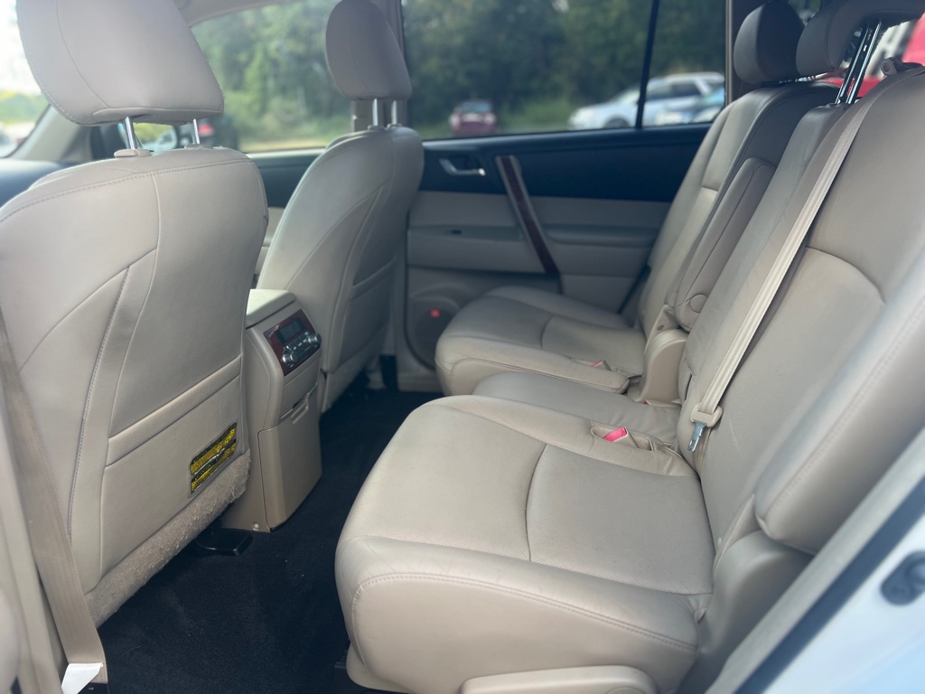 Photo 8 of this TOYOTA HIGHLANDER