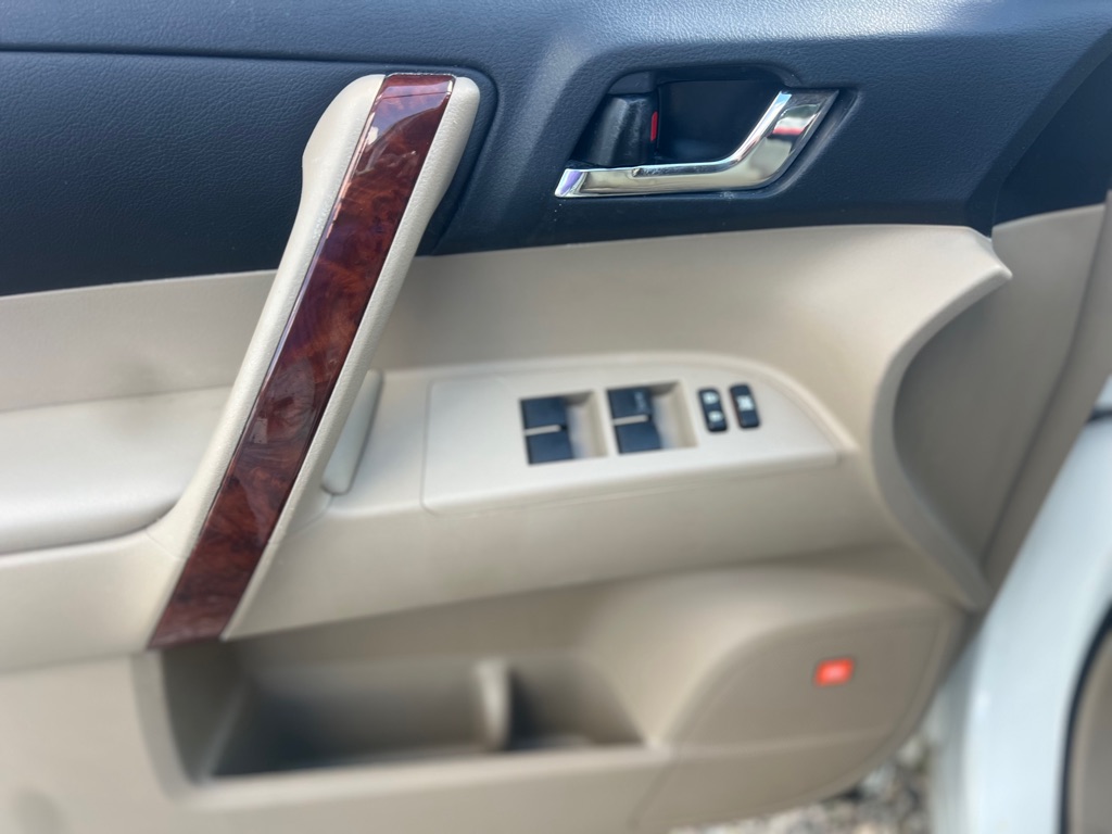 Photo 9 of this TOYOTA HIGHLANDER