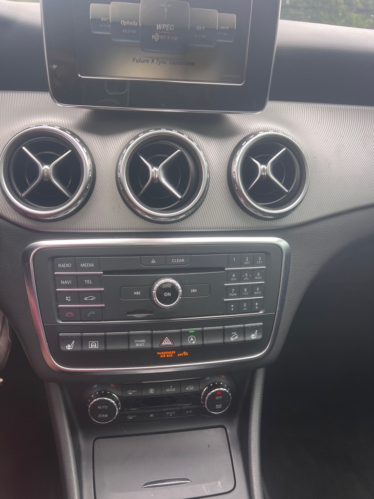 Photo 9 of this MERCEDES-BENZ GLA