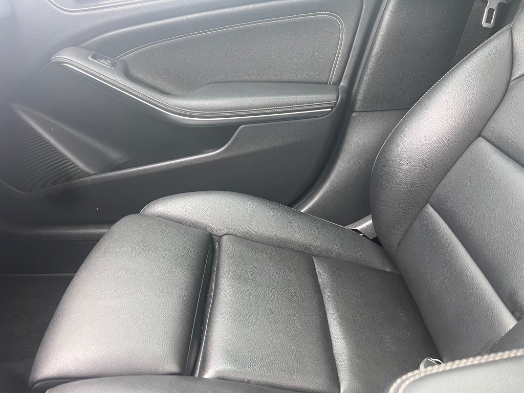 Photo 10 of this MERCEDES-BENZ GLA