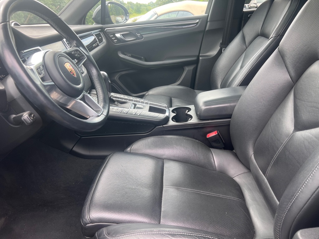 Photo 7 of this PORSCHE MACAN