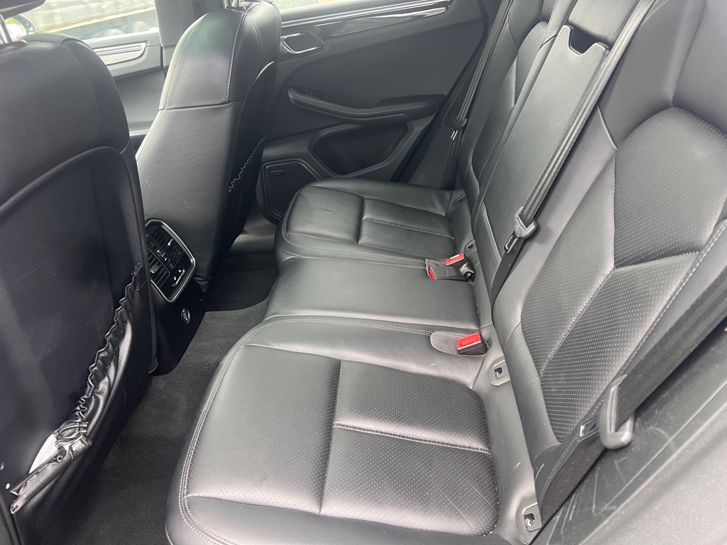Photo 6 of this PORSCHE MACAN