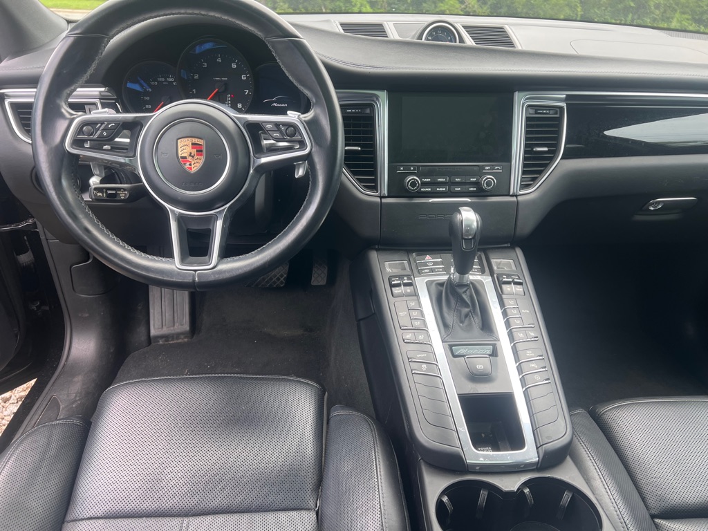 Photo 5 of this PORSCHE MACAN