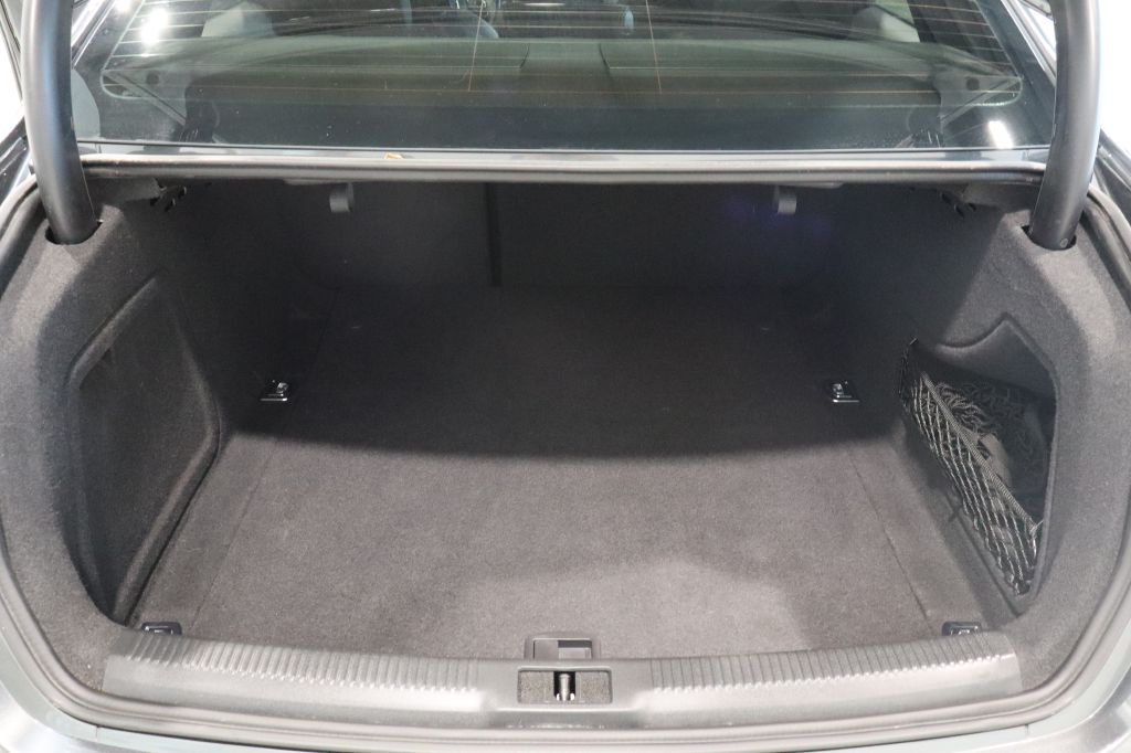 Photo 36 of this AUDI A4