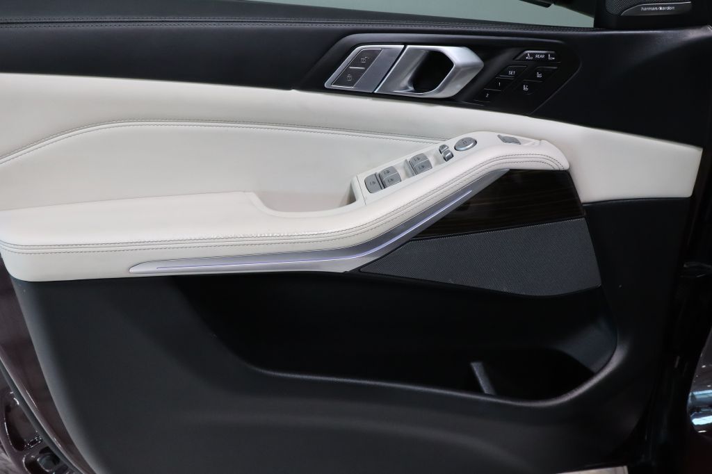 Photo 10 of this BMW X7