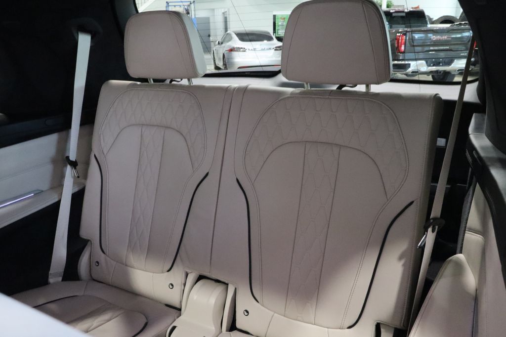 Photo 23 of this BMW X7