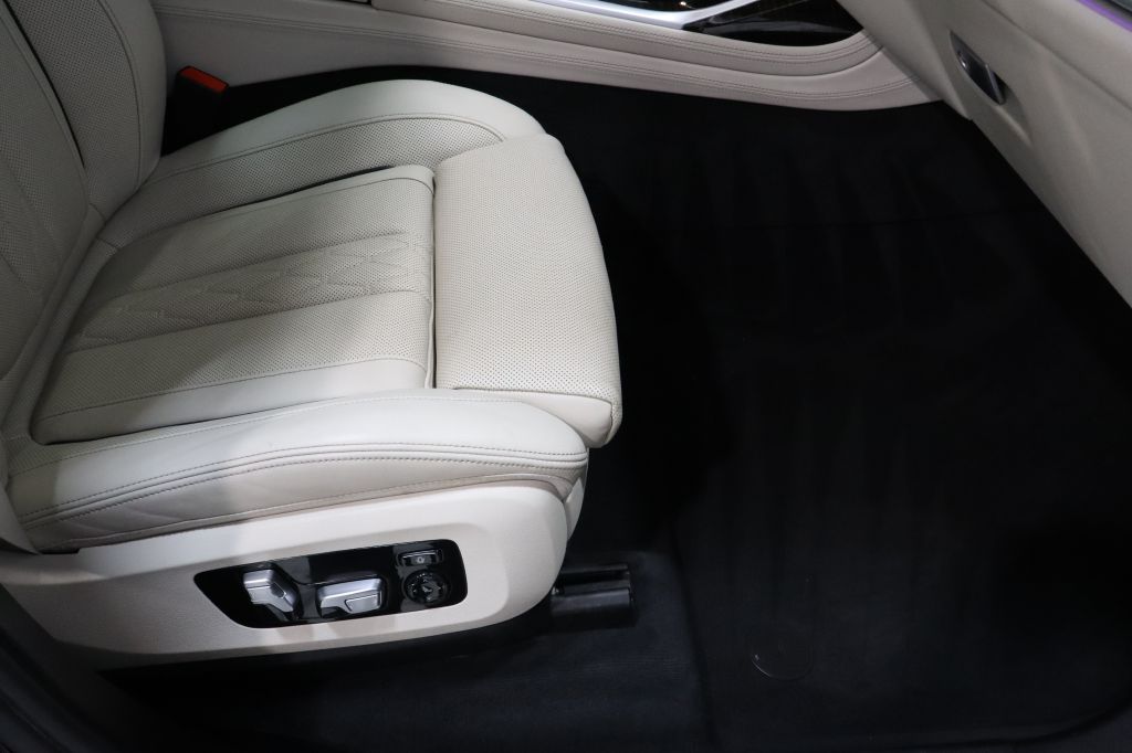 Photo 25 of this BMW X7