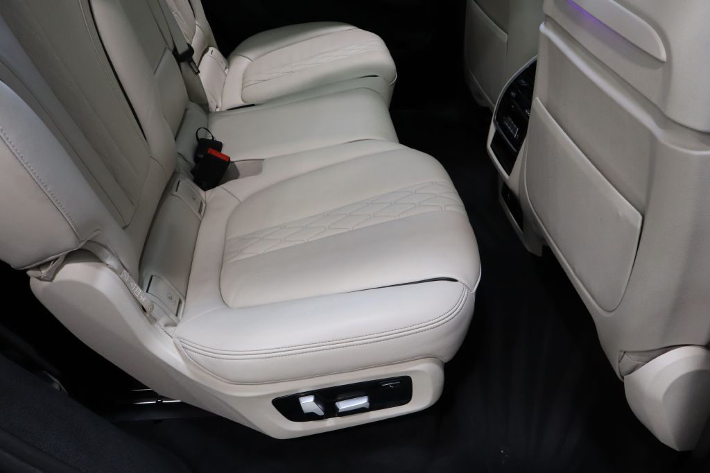 Photo 28 of this BMW X7