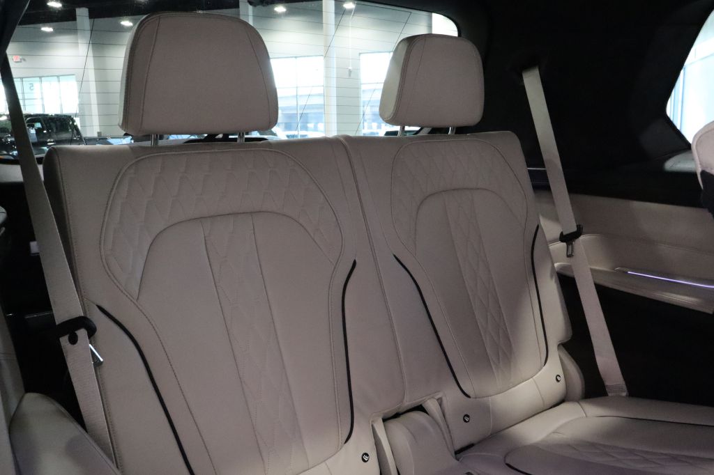 Photo 32 of this BMW X7