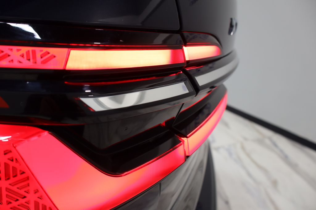Photo 18 of this BMW X7
