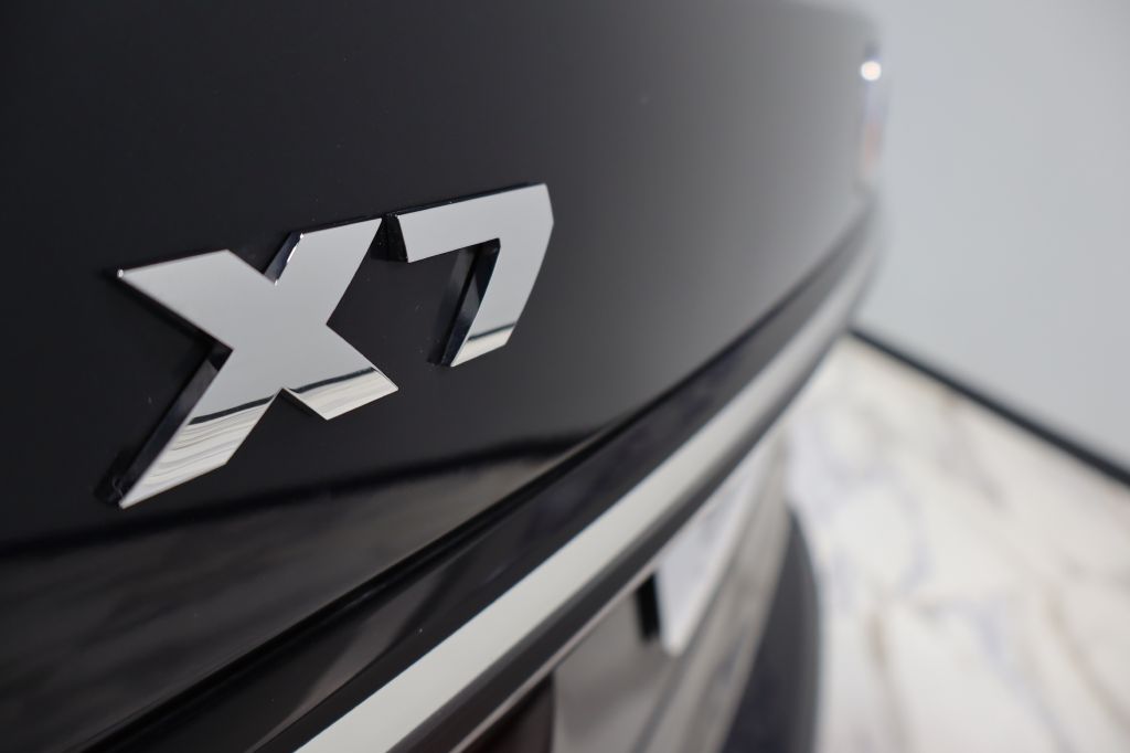 Photo 25 of this BMW X7