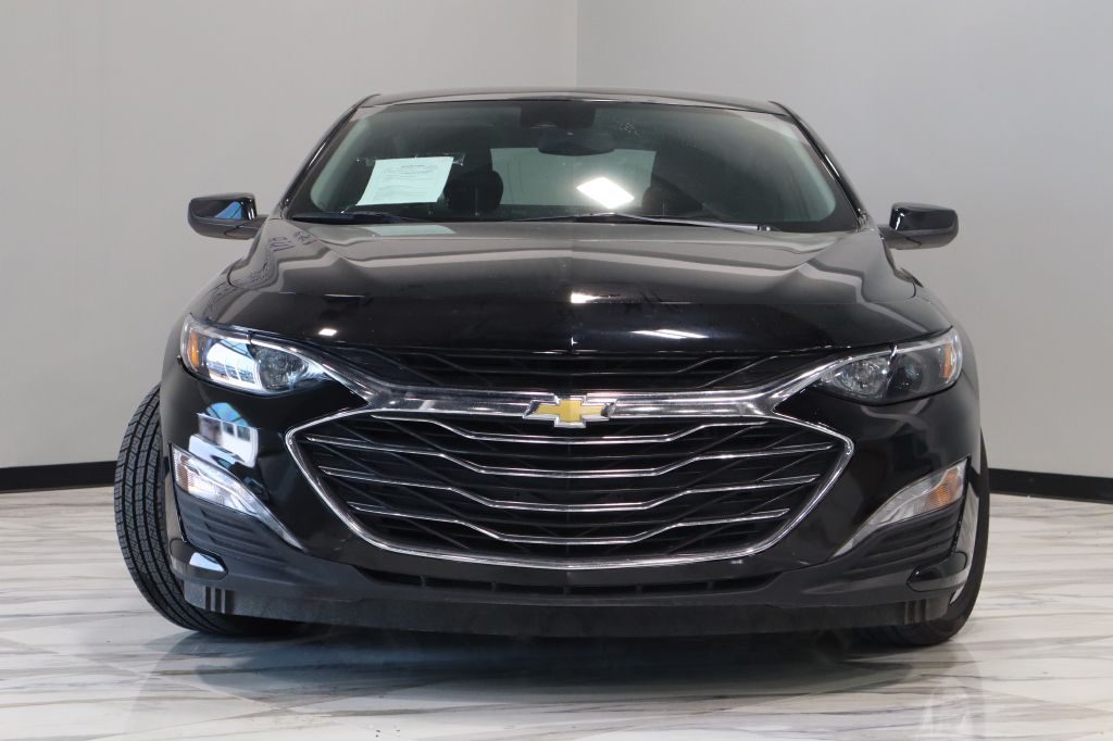 Photo 3 of this CHEVROLET MALIBU