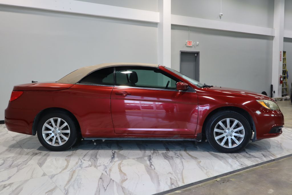 Photo 4 of this CHRYSLER 200
