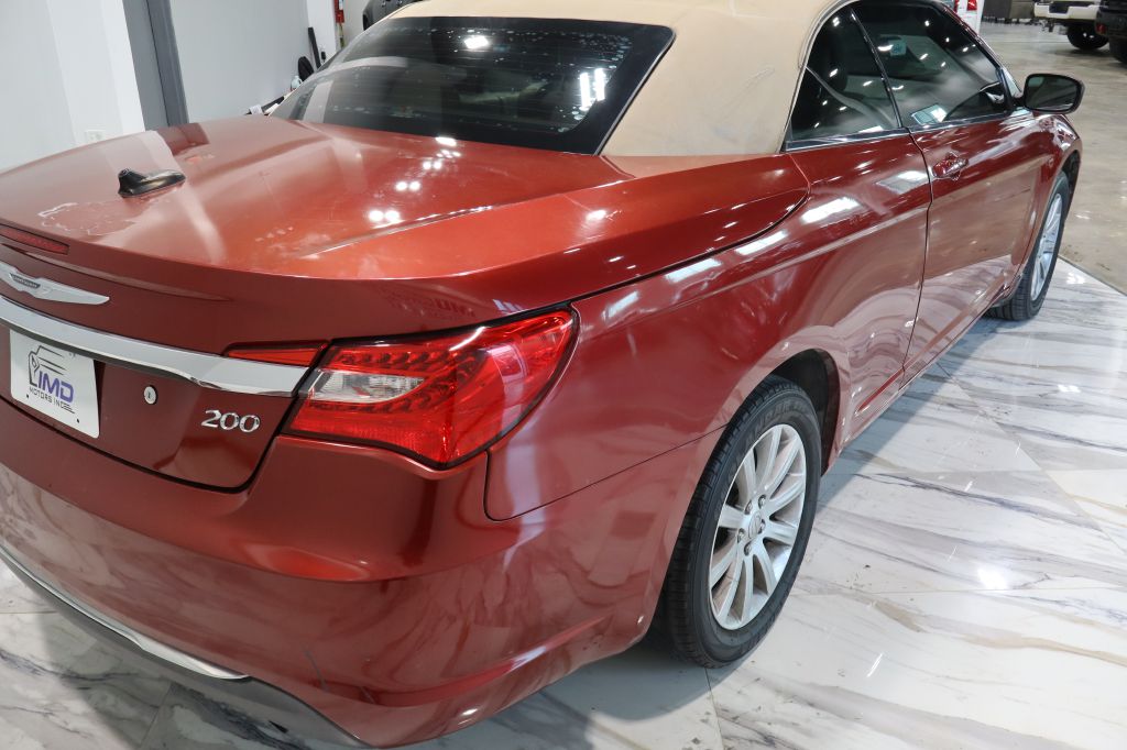 Photo 5 of this CHRYSLER 200