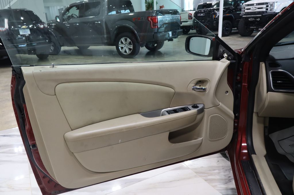 Photo 9 of this CHRYSLER 200