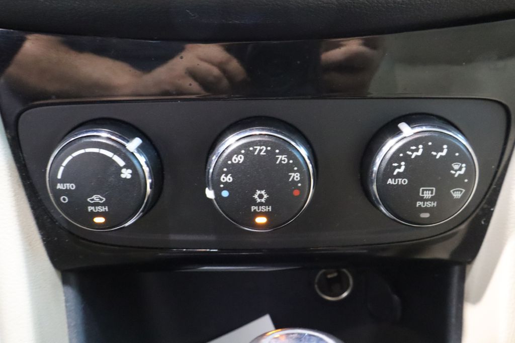 Photo 19 of this CHRYSLER 200