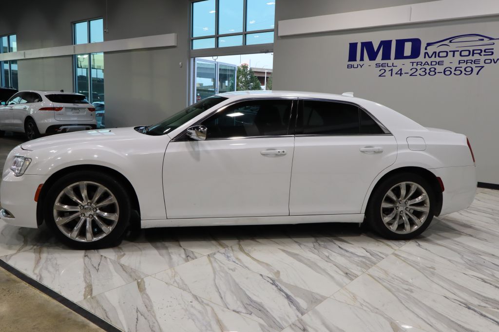Photo 3 of this CHRYSLER 300