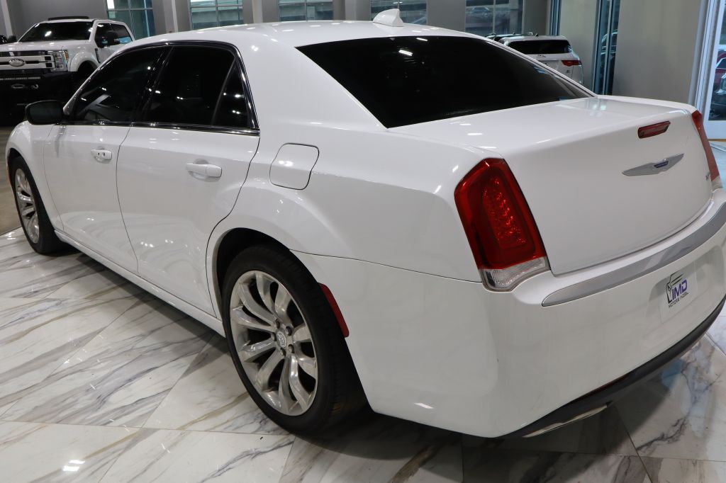 Photo 4 of this CHRYSLER 300