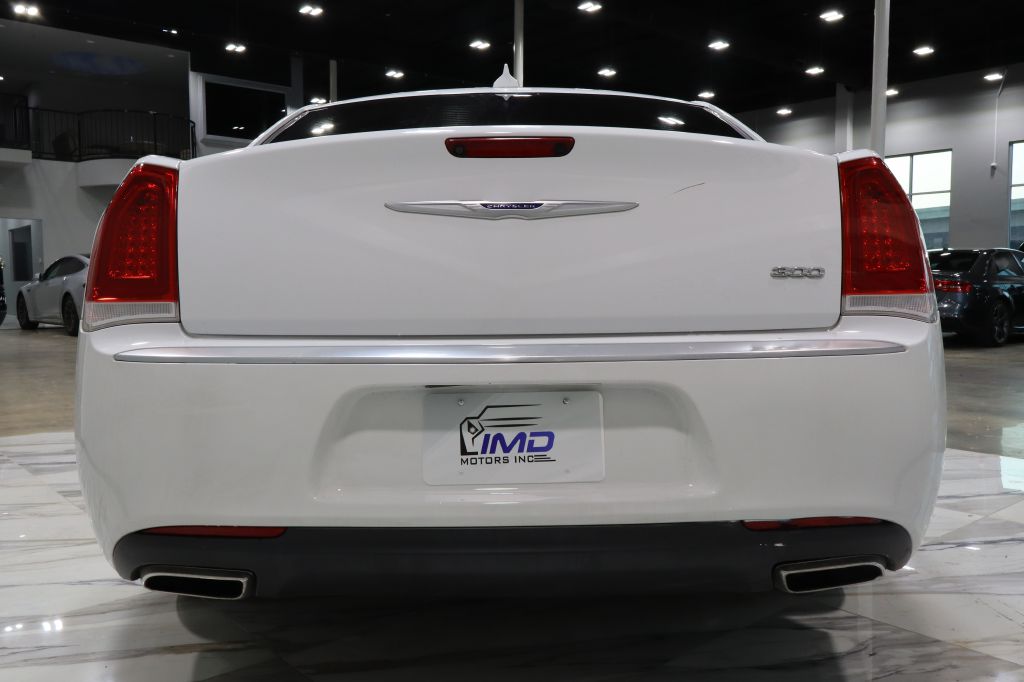 Photo 5 of this CHRYSLER 300