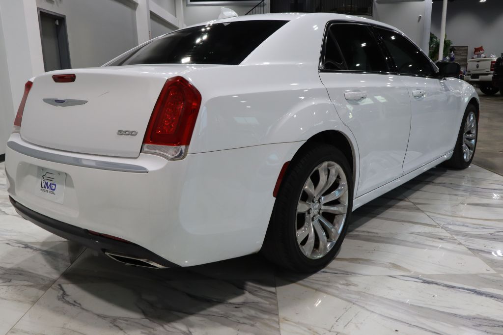 Photo 6 of this CHRYSLER 300