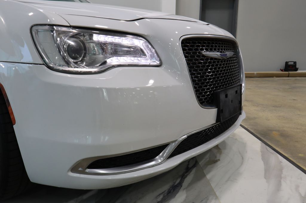 Photo 7 of this CHRYSLER 300