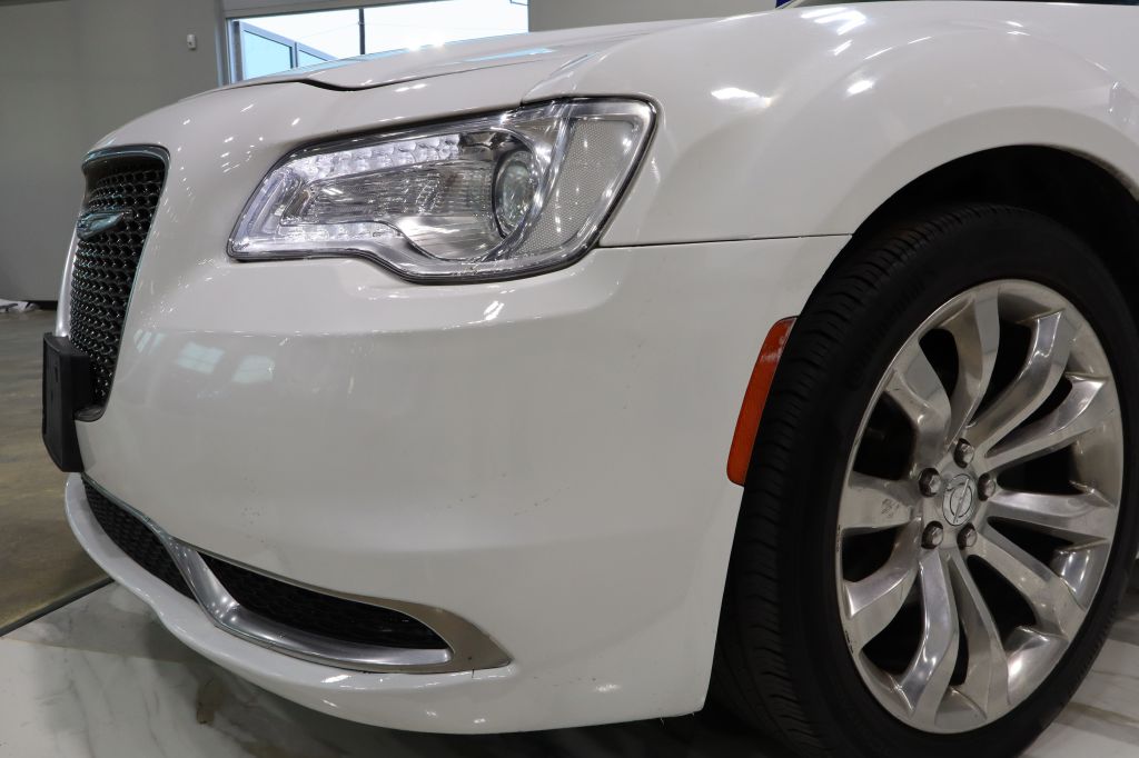 Photo 8 of this CHRYSLER 300