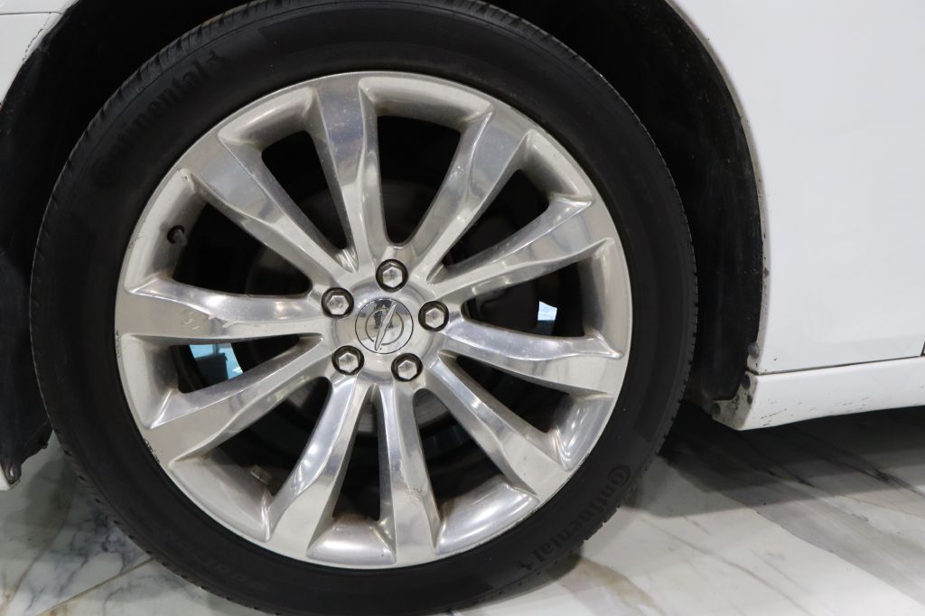 Photo 9 of this CHRYSLER 300