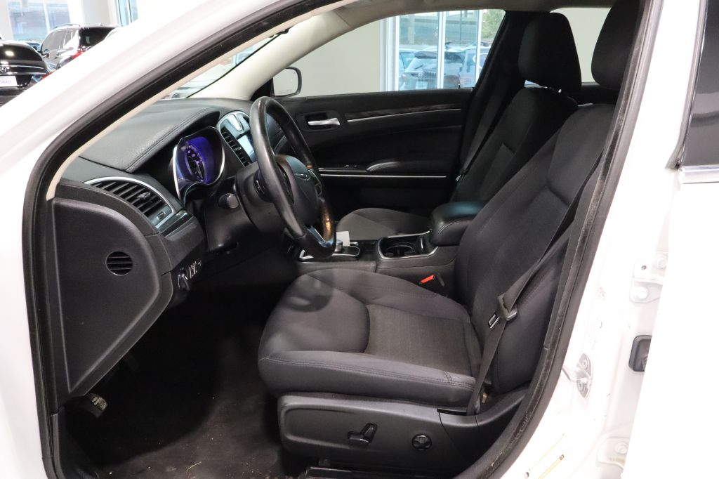 Photo 11 of this CHRYSLER 300
