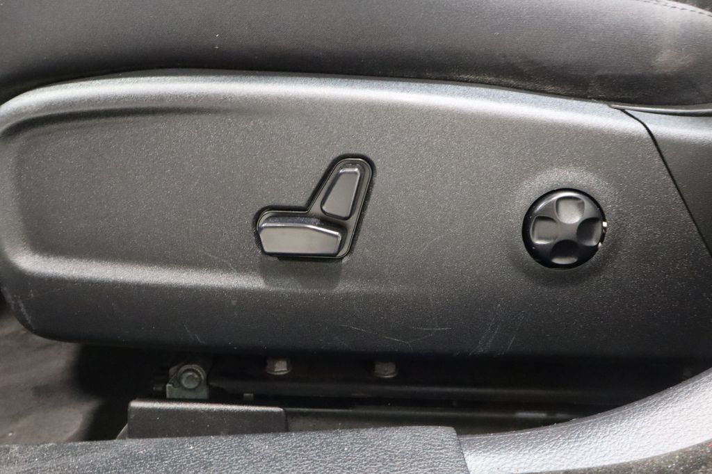 Photo 13 of this CHRYSLER 300