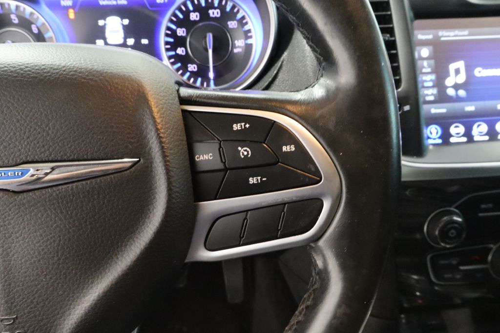 Photo 17 of this CHRYSLER 300