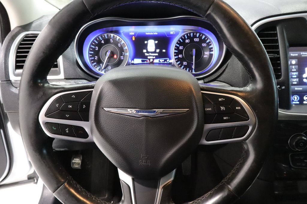 Photo 18 of this CHRYSLER 300