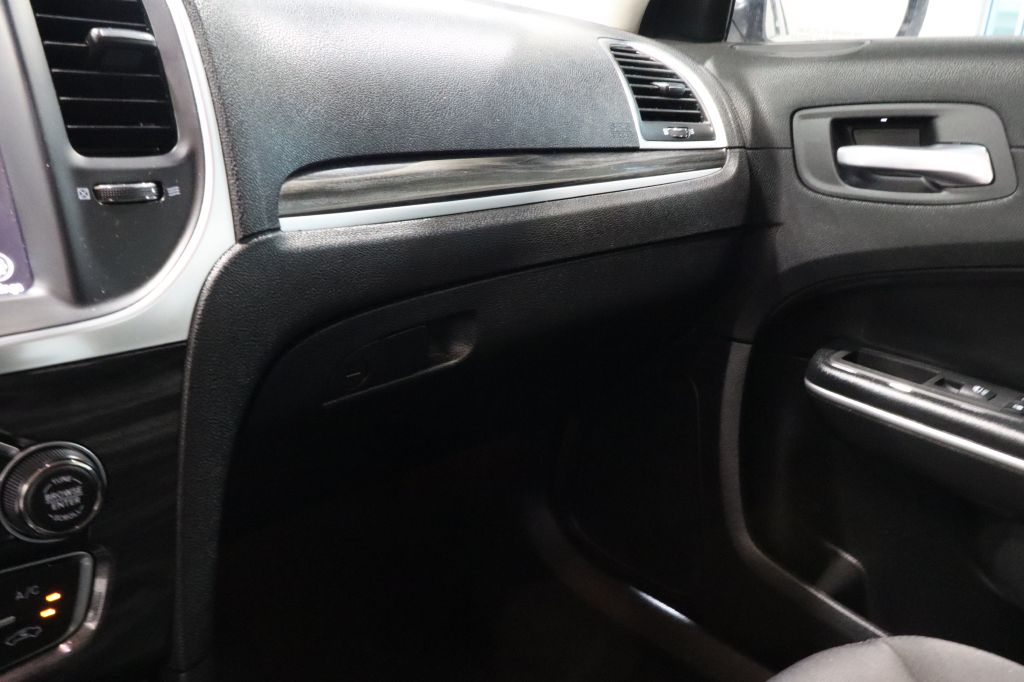 Photo 23 of this CHRYSLER 300