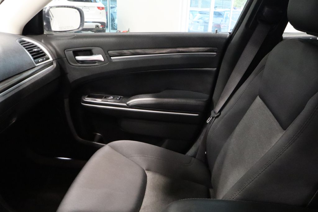 Photo 24 of this CHRYSLER 300