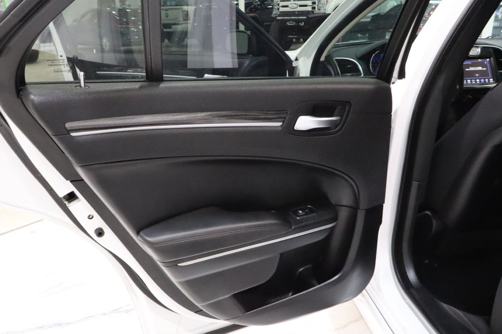 Photo 26 of this CHRYSLER 300