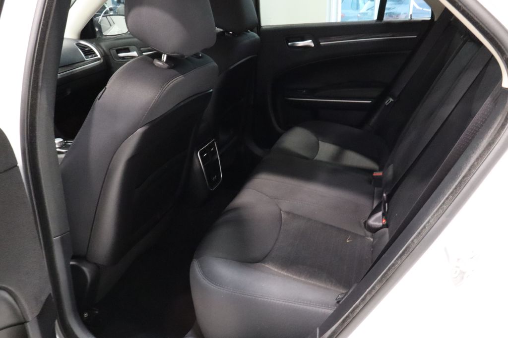 Photo 27 of this CHRYSLER 300