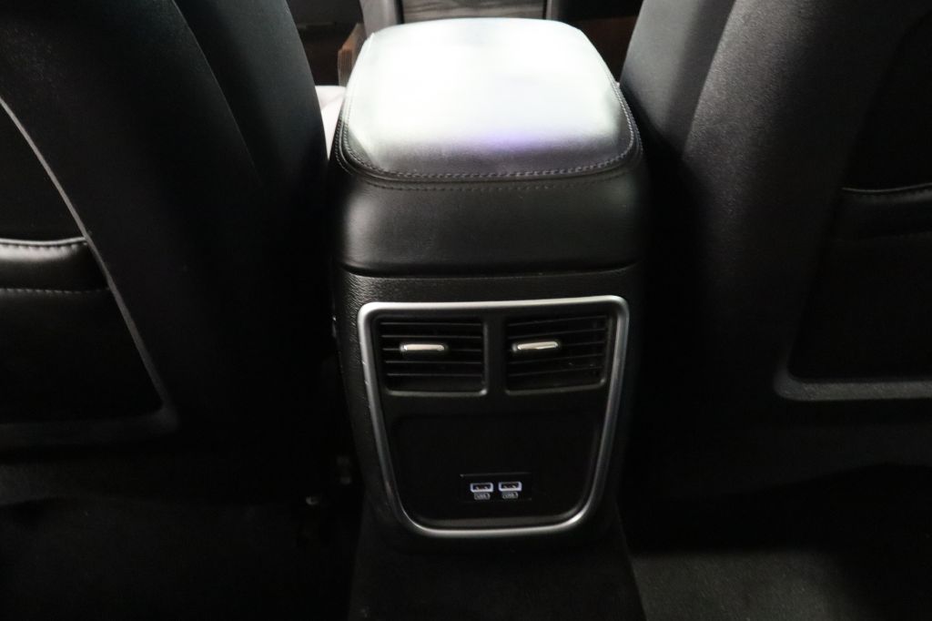 Photo 28 of this CHRYSLER 300